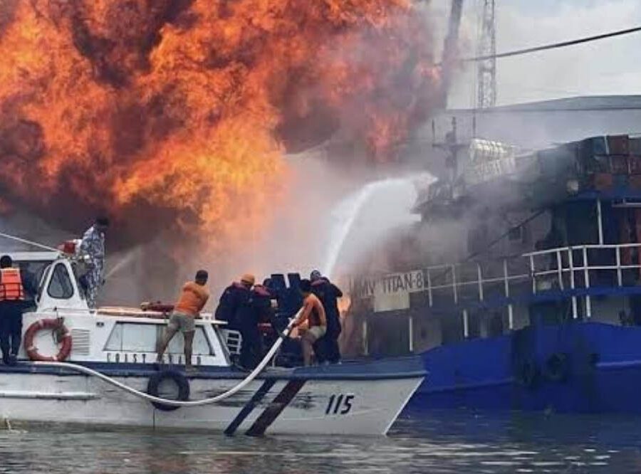 Τεράστια φωτιά σε καράβι με έναν νεκρό, πολλούς τραυματίες και καμμένα οχήματα!